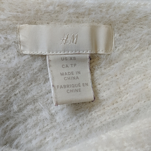 H&M | Cropped Fuzzy V-Neck Sweater - Picture 3 of 5